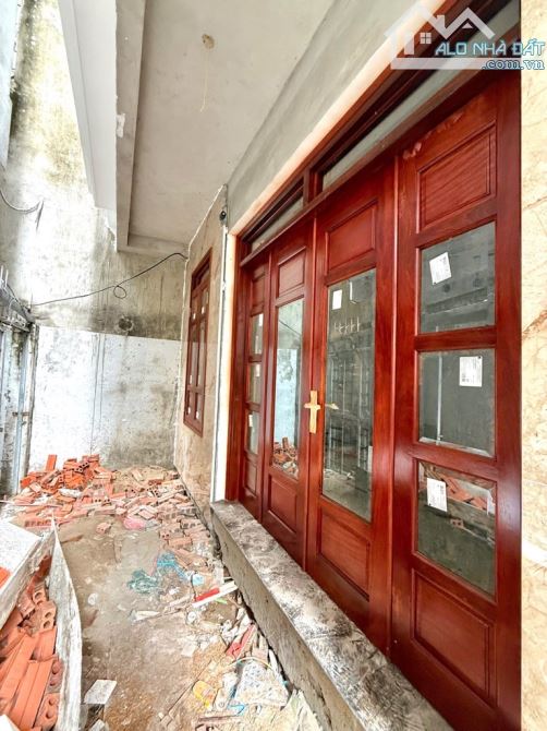 7 TỶ HƠN . 20M RA Ô TÔ CHẠY . 3 GÁC ĐỖ CỬA .  42 M2 . 5 TẦNG .  XÂY MỚI