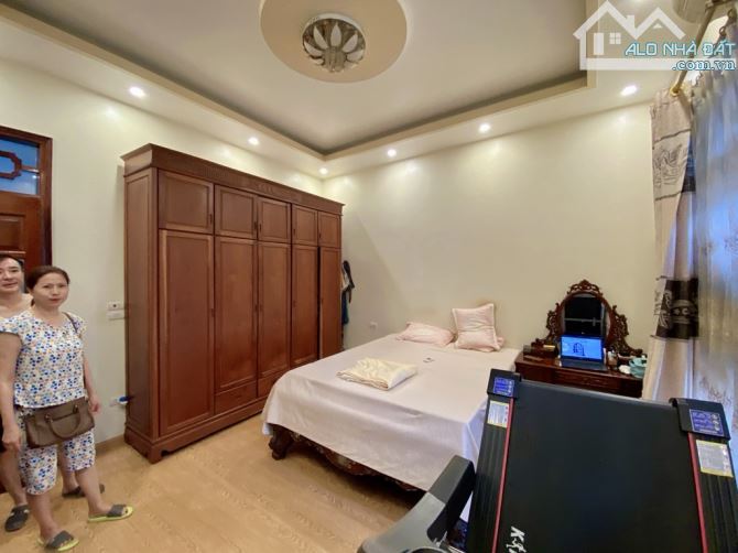NHÀ 5 TẦNG, LÔ GÓC, GARA Ô TÔ, NGÕ THÔNG NGUYỄN HOÀNG. ​Căn nhà nằm trong khu dân trí cao,