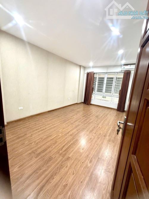 Đường Láng, 35m, 3ngủ, Nhà đẹp ở ngay, Nội thất xịn xò, Sổ vuông vắn, An ninh tốt