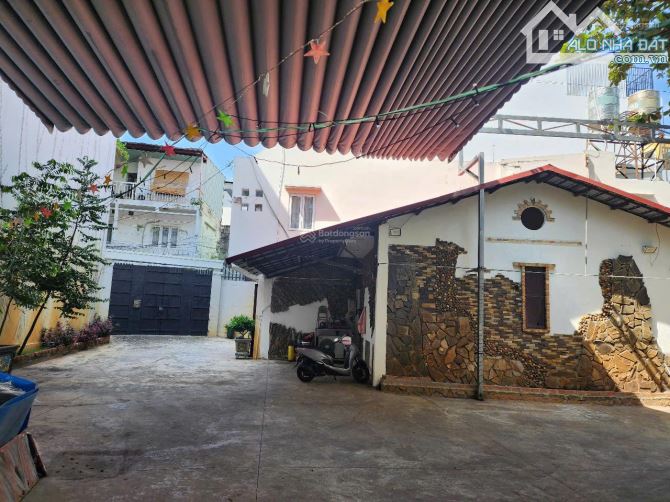 Cấn bán gấp miếng đất xây tòa nhà ngay cạnh ADORA, DT: 648,1 m2 giảm 15 tỷ chỉ 131 tr/m2
