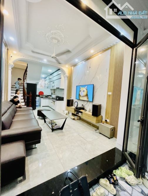 Bán nhà Đường Láng. Nhà mặt ngõ - ba gác tránh. Cách phố 30M - lõi Đống Đa - tặng nội thất