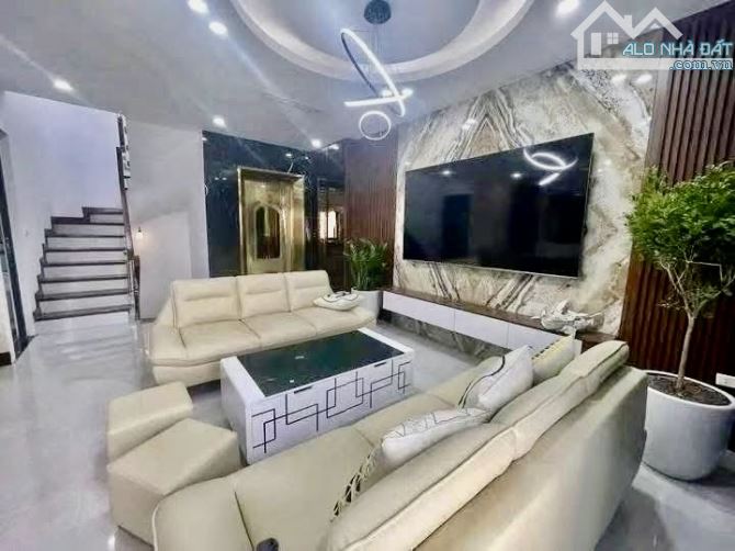 15 TRIỆU 🌟 CHO THUÊ NHÀ NGUYÊN CĂN 50M2 6 TẦNG PHỐ ĐÀM QUANG TRUNG – LONG BIÊN