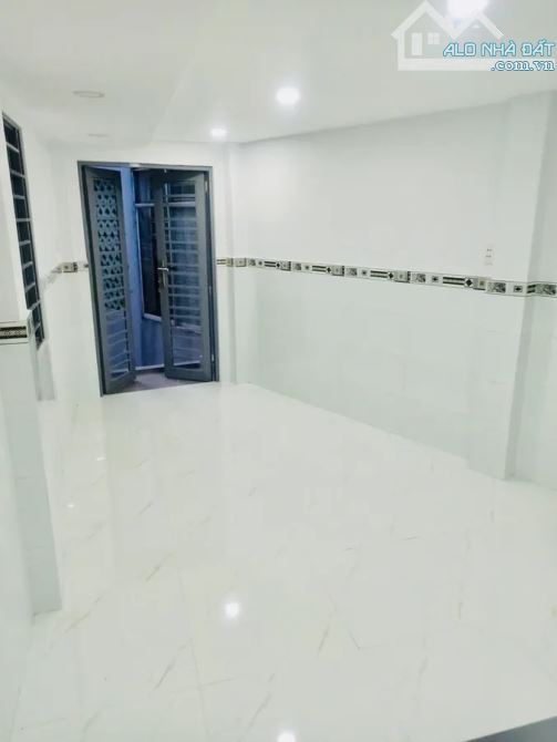 CHỈ NHỈNH 2 TỶ, NHÀ ĐẸP, DÒNG TIỀN SẴN!!! NHÀ HXH, 2 TẦNG GIÁ RẺ, NI SƯ HUỲNH LIÊN, 17M².