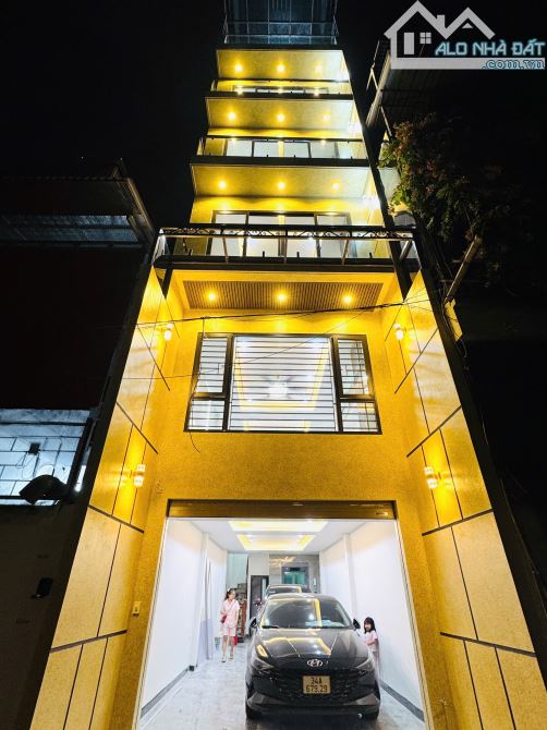 Nhà đẹp xây mới nội thất xịn đường ô tô cạnh Phố Trạm DT 60m2 . Giá 19.65 tỷ