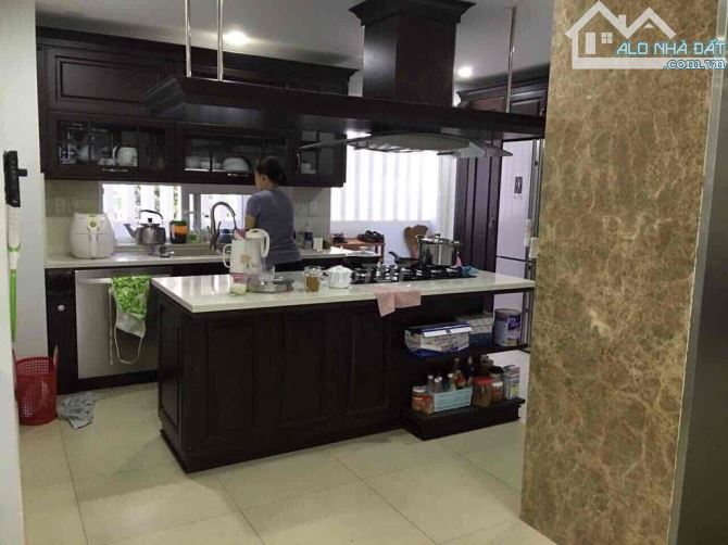 Biệt thự Bình Phú 8x16 1 hầm 2 tầng giá chỉ 16.8 tỷ thương lượng