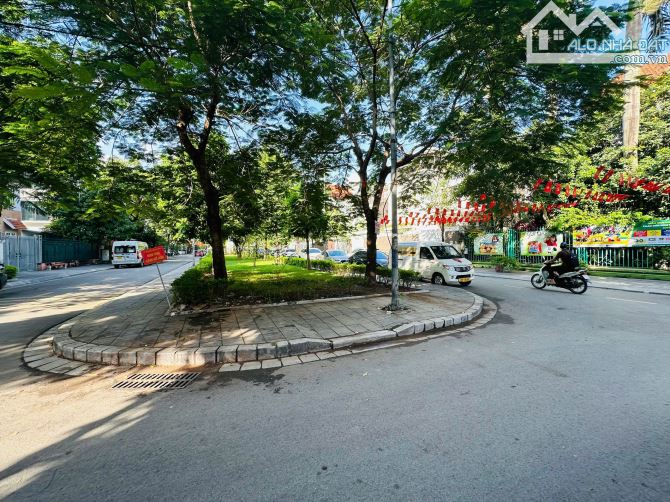 Gia đình cần bán biệt thự KĐT Mỹ Đình, đất lành vượng khí, DT 221m2, MT 10m