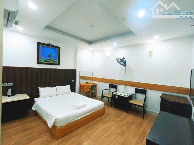 Bán khách sạn mặt phố khu vực Hàng Bông, 115m2, 8 tầng thang máy, mặt tiền 4m, 70.5 tỷ