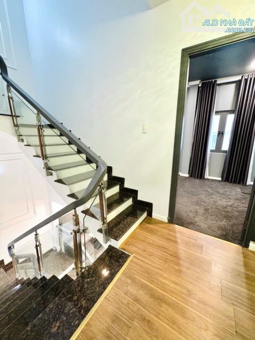 Bán nhà đẹp khu dân cư GREEN RIVERSIDE nhà bè, hẻm xe hơi 8m xe hơi ngủ trong nhà.