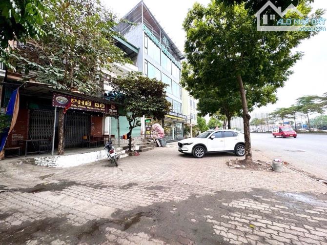 MẶT PHỐ ĐƯỜNG 40M - VỈA HÈ 7M, SỔ HOA HẬU Giá 18,5 tỷ