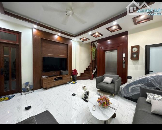 NHÀ 6 T THANG MÁY PHỐ TÂY SƠN- 45m2 - Gần vườn hoa - Cách mp 10m