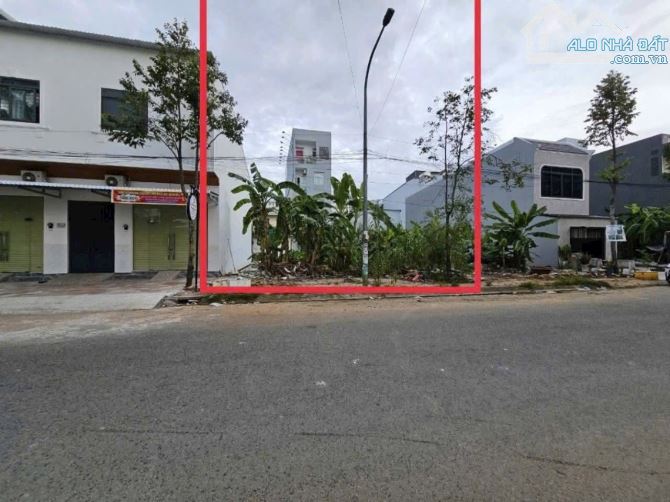 Cặp nền đường Xuân Hồng đối diện BV Nhi Đồng Cần Thơ