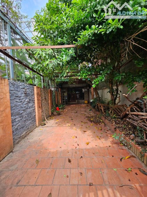 Cho thuê nhà riêng 4 tầng có sân vườn rộng – mát mẻ tại ngõ 264 Âu Cơ