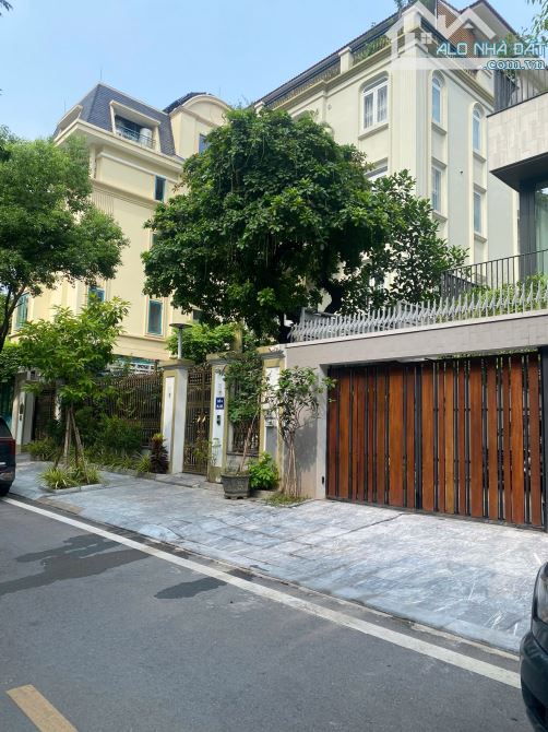 BÁN BIỆT THỰ LK CẦU GIẤY - VỊ TRÍ ĐỈNH - GẦN CÔNG VIÊN - VỈ HÈ KINH DOANH - HAI THOÁNG