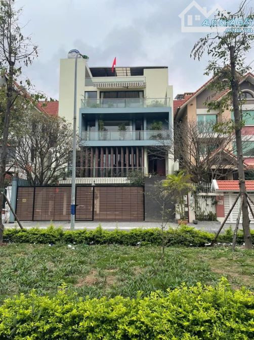 BÁN BIỆT THỰ PHỐ TRẦN KIM XUYẾN, 400M2 MT 18M, HIẾM ĐẸP GIÁ TỐT NHẤT CẦU GIẤY