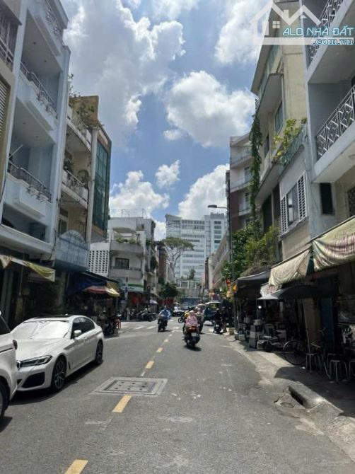 Bán nhà mặt tiền Ký Hòa_Trần Hưng Đạo_Nguyễn Trãi, P11, Q5. DT: 4.2x24m, 3 lầu. Gía bán 24