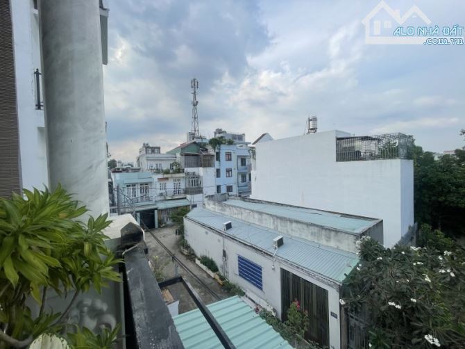 Gấp bán nhà Thủ Đức, giá 7.3 tỷ, 3 tầng, dt 72m2, gần MT Lã Xuân Oai.