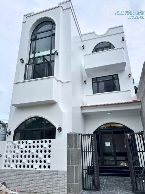 Đầu năm mua đất cuối năm mua nhà! ..... 🏡 Kiến trúc “ĐỊA TRUNG HẢI” mang phong cách tân c