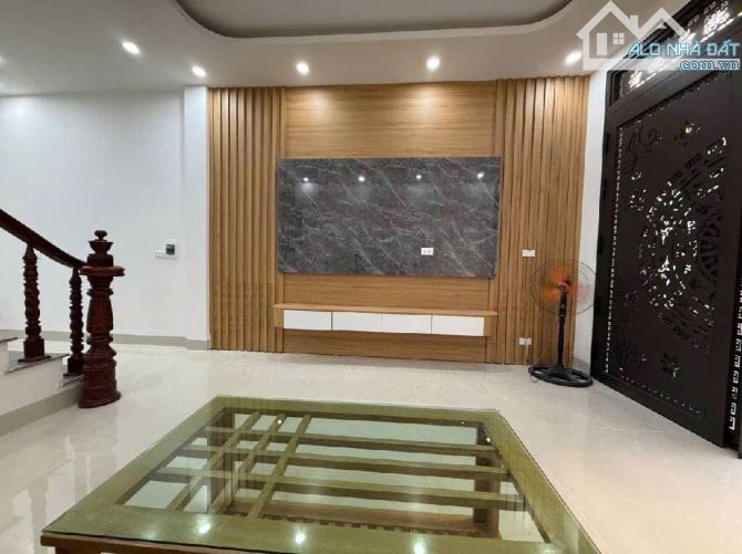 Chuyển công tác cần bán nhà Gốc Đề, Hoàng Mai sát đường ô tô, 40m2, tiện ích an sinh đỉnh