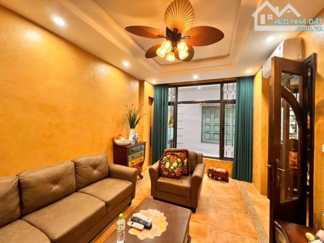 Quá đẹp 1 nhả ra phố Nguyễn Ngọc Nại 35/45m 5 tầng MT8.2m phân lô ô tô sổ vuông ở ngay