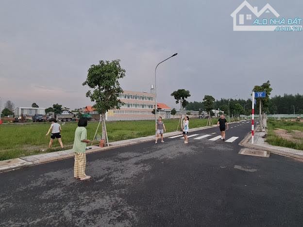 Đất LONG THÀNH ngay SÂN BAY, chỉ 950tr, mặt tiền 42m, sổ sẵn, BANK 70%.