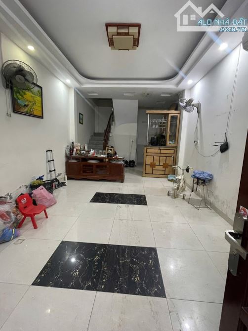 BÁN NHÀ ĐỐNG ĐA, BA GÁC ĐỖ CỬA, GẦN PHỐ, TẶNG NỘI THẤT, 35M2x5Tx4M, GIÁ 9,1 TỶ