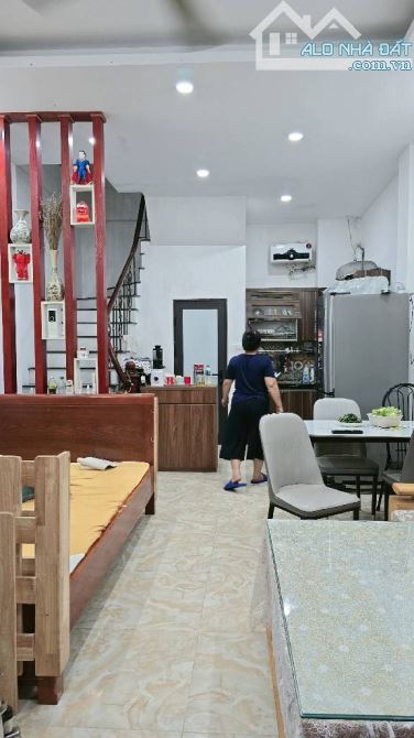 Phân khúc hiếm, bán nhà Long Biên Gia Lâm, 34m*5 tầng - full nội thất- gần ô tô.