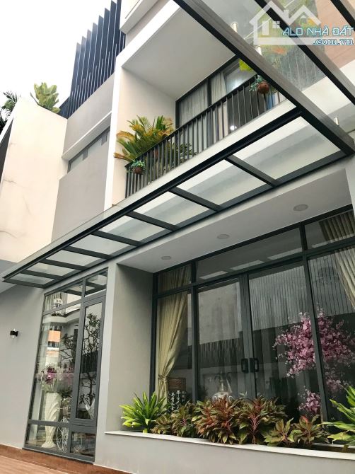 Bán biệt thự đường Nam Kỳ Khởi Nghĩa, Q.3 - DT: 8x15m - 3 tầng - HĐT: 100trđ - Giá 39 tỷ