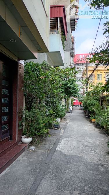 Phố Ngọc Lâm, 51m2, 3 tầng, ngõ thông, ô tô đỗ cửa