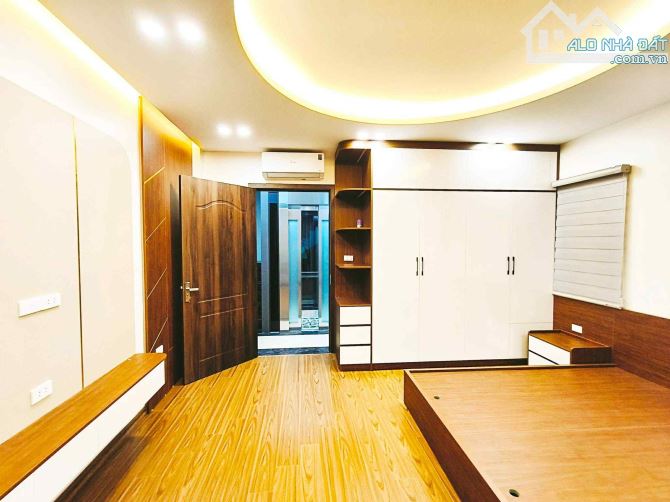 Căn duy nhất! Ngã 4 Lò Đúc giao Trần Khát Chân, lô góc, ngõ thông, thang máy, 38m2 * 5T