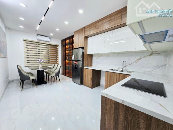 Nhà mới xây hiện đại đẹp thang máy ! Khu dân cư gần trường học.  dân chí cao