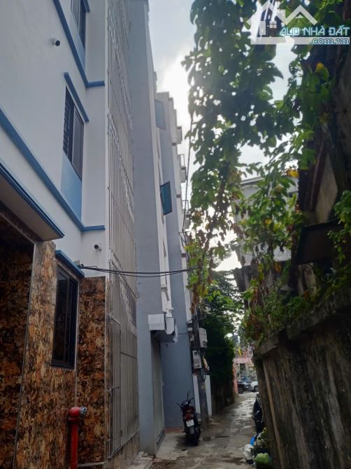 BÁN NHÀ XÂY MỚI PHỐ LAI XÁ DIỆN TÍCH 40M2 X 5 TẦNG Ô TÔ CÁCH 10M CÓ 6 PHÒNG NGỦ