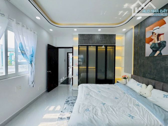 cần bán nhà đẹp đường Chuyên Dùng Chính - Q7 cũ