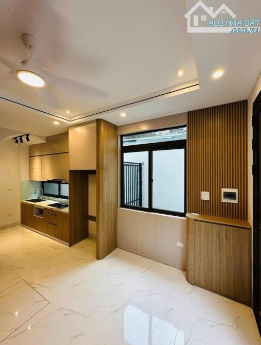 Bán nhà Thạch Cầu, Long Biên 33m2, 5 tầng, lô góc, ô tô đỗ cửa, nội thất đầy đủ, 6.55 tỷ
