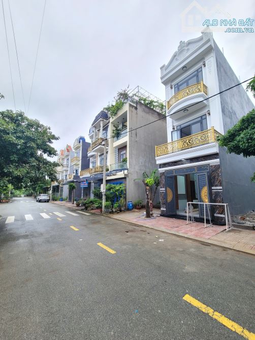 Bán nhà 1 trệt 2 lầu KDC gần trung tâm y tế Dĩ An p.Tân Đông Hiệp Dĩ An chỉ 5ty100TL M6972