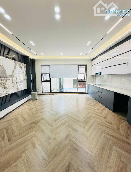 Bán nhà Thạch Bàn, Long Biên 45m2, 6 tầng, mt 5.1m, thang máy, 9.5 tỷ