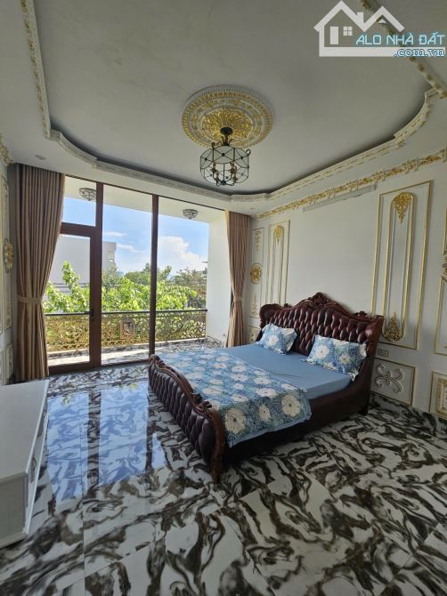 Biệt Thự Đại Gia Ngộp Bank. Biệt Thự 3 tầng 175m2 full Nội Thất Xịn Sò . Ngang đến 7.5m