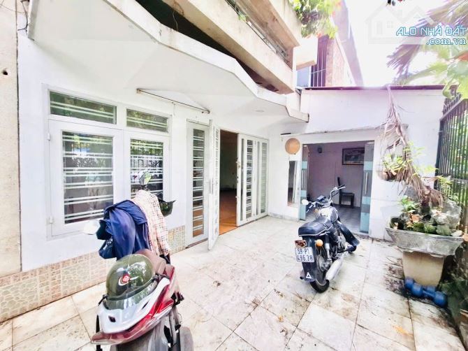 Thiện chí bán "32 Tỷ giảm về 28 Tỷ"- Bán nhamh Biệt Thự 2 tầng 205m2 - Ngang hiếm 12m