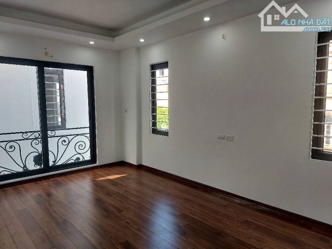 HƠN 6 TỶ NHÀ LÔ GÓC MỚI PHỐ VIỆT HƯNG - DT 32M , 5 TẦNG , MT 3,8M  HÀNG XÓM VINHOMES RIVER
