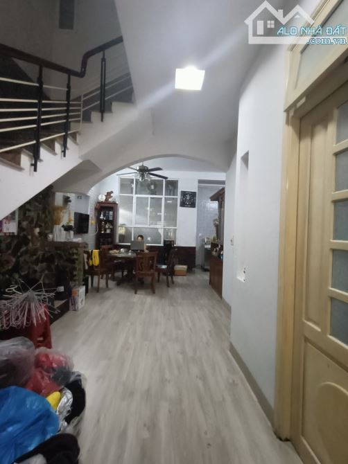 Nhà Ngô Sĩ Liên, ô tô đỗ trong sân, gần biển, tiện ích rất gần