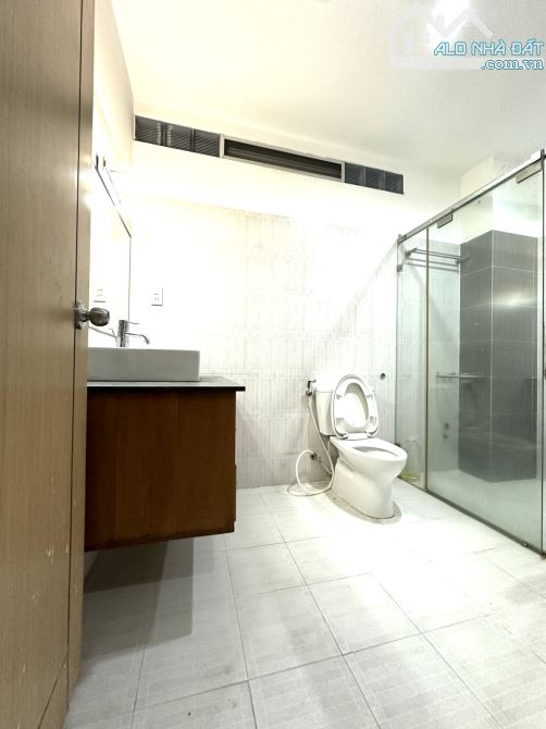 MẶT TIỀN LÊ VĂN THỊNH QUẬN 2 - LÔ GÓC 2 MT - HẦM 6 TẦNG 180M2 - 2x TỶ - 10