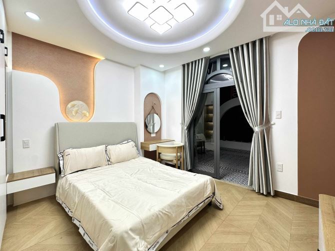 XÂY MỚI 100% - NHÀ ĐẸP 5 TẦNG KTS THIẾT KẾ - HẺM 4.5M Ô TÔ THÔNG - GIÁP Q1 - 10