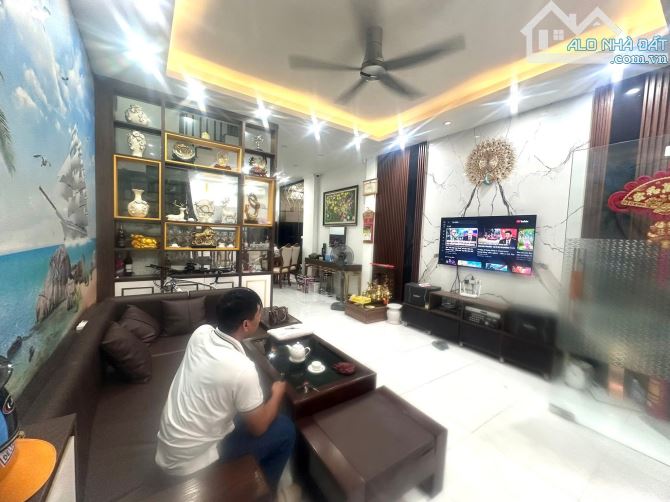Bán Nhà Phố Yên Lạc- HBT 5 Tầng thang máy, phân lô ô tô đỗ cửa 54M - Nhỉnh 15 Tỷ - 10