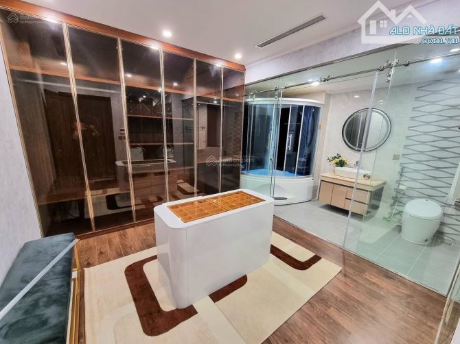 Bán biệt thự sân vườn Lạc Long Quân DT 392m2, 5 Ô tô tránh, mặt tiền 20m, Giá 130 tỷ