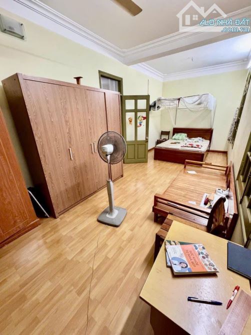 Bán nhà Dịch Vọng Hậu – Diện tích 222m2 – 4 Tầng – MT 10m – Giá 62 tỷ . - 1