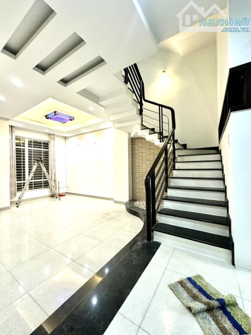 MẶT TIỀN LÊ VĂN THỊNH QUẬN 2 - LÔ GÓC 2 MT - HẦM 6 TẦNG 180M2 - 2x TỶ - 1