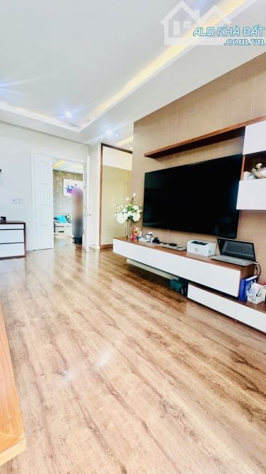 Q7 BIỆT THỰ HIM LAM VĂN PHÒNG 10x20 200M² FULL NỘI THẤT CAO CẤP HĐ THUÊ 70 TR/TH - 1