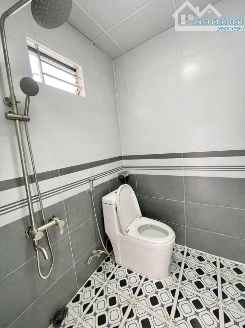Bán nhà mặt tiền hẻm Gần Công An P. Tân Phong cũ sổ hoàn công - 1