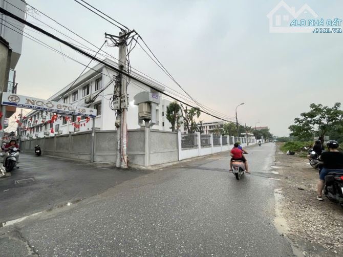 NHÀ DÂN XÂY - BÁN ĐẤT TẶNG NHÀ - Ô TÔ ĐỖ CỬA  VÀO NHÀ - TRUNG TÂM YÊN VIÊN - 1
