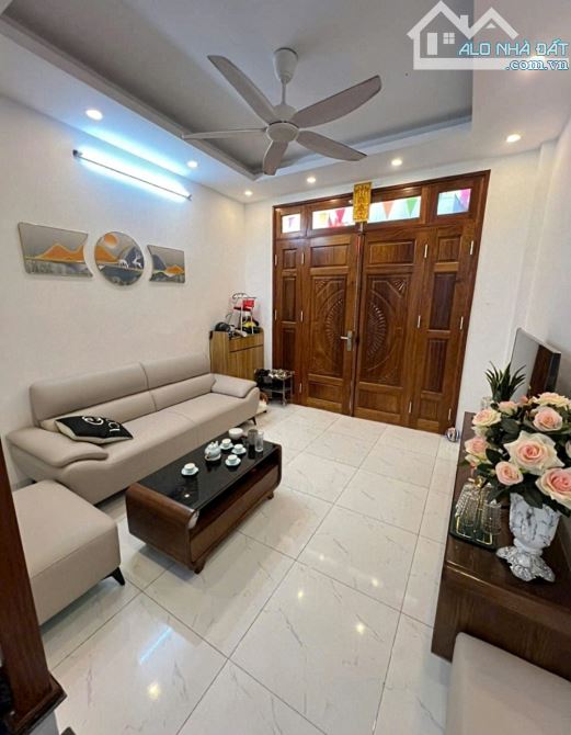 LÔ GÓC, LAI XÁ PHÂN LÔ, Ô TÔ ĐỖ CỬA, KD, FULL NT - 1