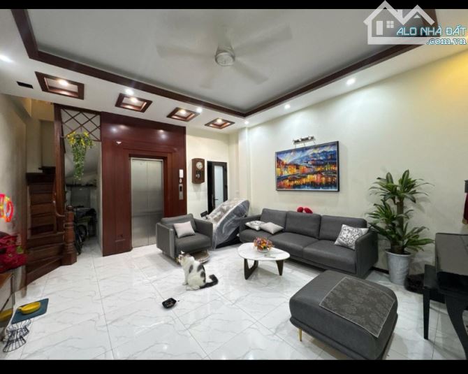 NHÀ 6 T THANG MÁY PHỐ TÂY SƠN- 45m2 - Gần vườn hoa - Cách mp 10m - 1